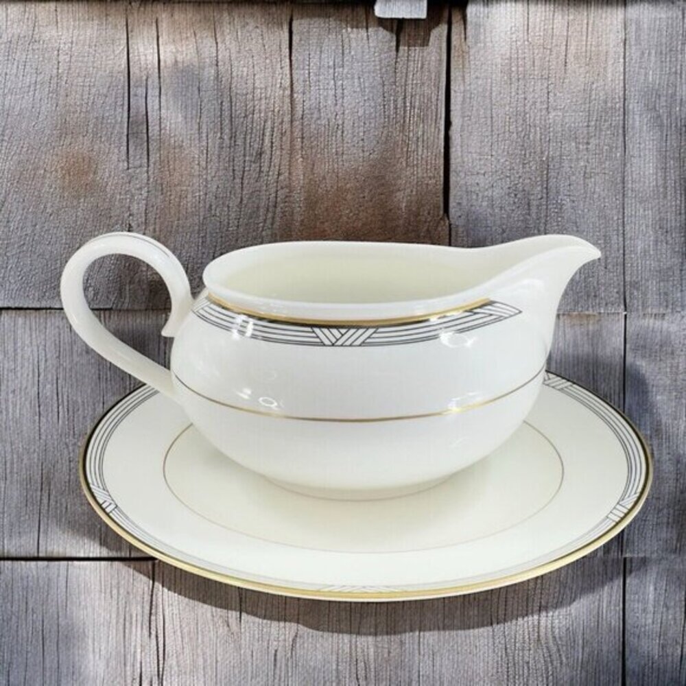 Christopher Stuart‎ Empire House Gravy Boat With Under Plate Thailand Bone China
